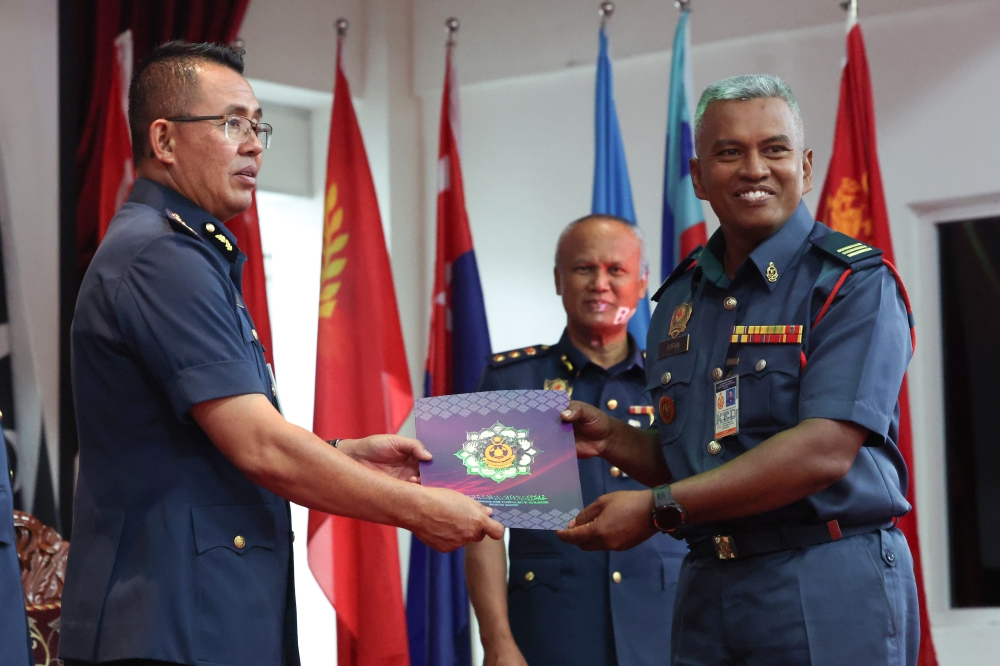 Kedah Fire and Rescue Department (JBPM) director Awang Hidzel Awang Bujang (left) presents a certificate of appreciation to Senior Fire Officer 1 Mohd Sofian Salleh from the Langkawi Fire and Rescue Station for achieving a weight loss of 9.1kg during the 2025 Kedah JBPM Annual Gathering at the Kedah JBPM Headquarters in Alor Setar, February 10, 2025. — Bernama pic 