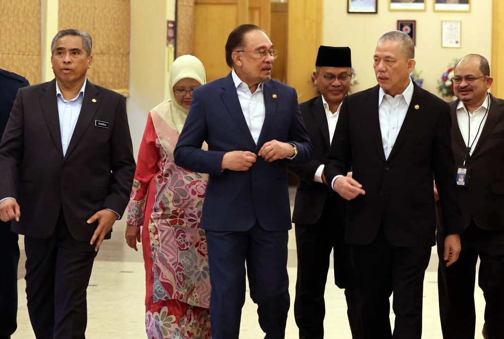 Prime Minister Datuk Seri Anwar Ibrahim said the government’s goal is clear and the practice of corruption and violations against efforts to elevate the nation’s status will be met with stern action. With him is Deputy Prime Minister Datuk Seri Fadillah Yusof. — Bernama pic 