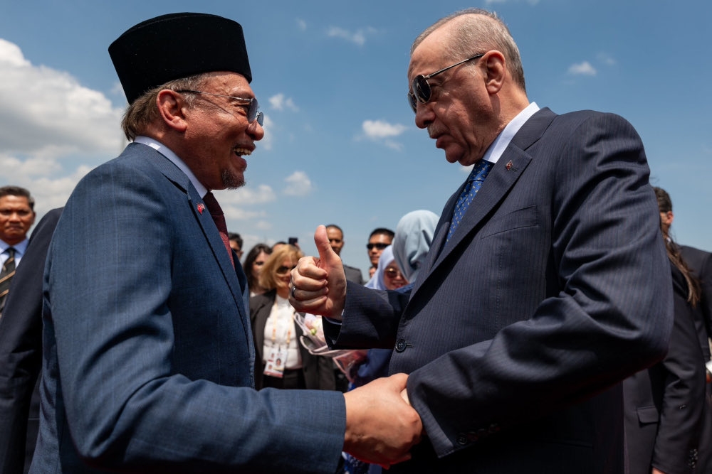 Prime Minister Datuk Seri Anwar Ibrahim and Turkish President Recep Tayyip Erdogan upon his arrival at the Kuala Lumpur International Airport, February 10, 2025. — Picture from X/Anwar Ibrahim