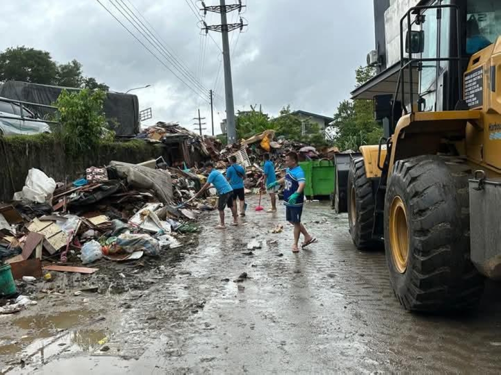 Efforts are being intensified to speed up waste clearance across residential areas and streets in Bintulu, said Bintulu MP Datuk Seri Tiong King Sing. — The Borneo Post pic
