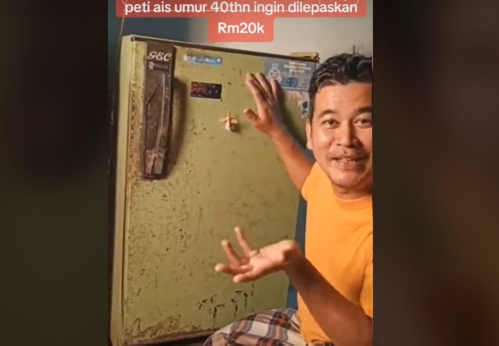 Mohamad Azli, who is also a herbal medicine maker, gardener, and entrepreneur, explained that the vintage ‘Singer’ model refrigerator is still in working condition. — Picture via TikTok/abang mat jamu