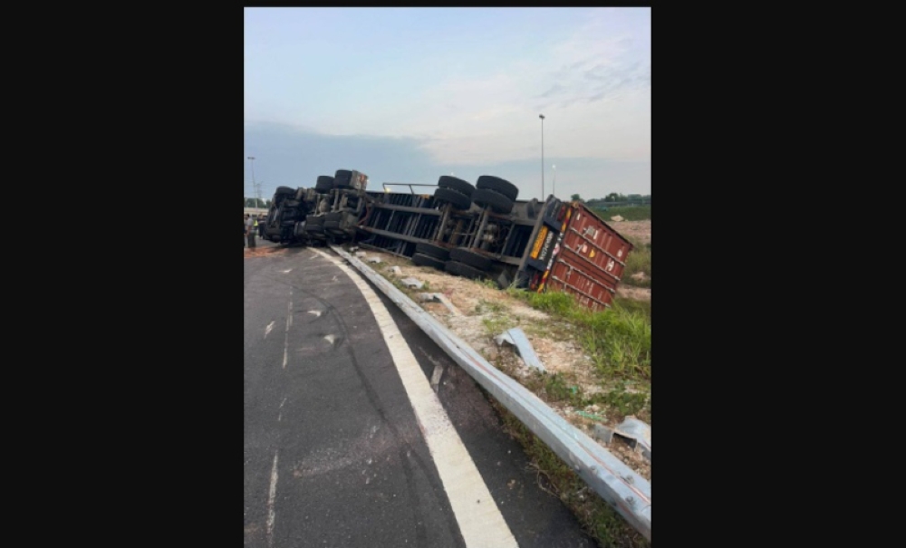 A 33-year-old container lorry driver died after being pinned for nearly two hours when his vehicle skidded and overturned on the West Coast Expressway (WCE), heading towards the Shah Alam Expressway (Kesas), early today. 