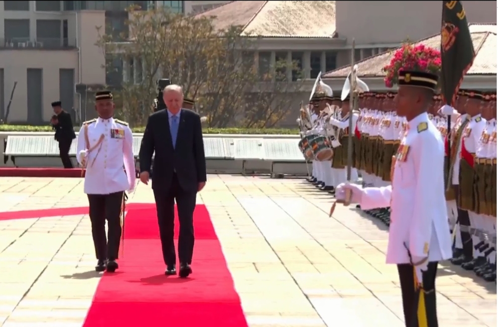 Turkish President Recep Tayyip Erdogan inspects a guard of honour mounted by three officers and 103 members of the First Battalion of the Royal Malay Regiment (Ceremonial), led by Major Khairul Fakhzan. — Screengrab from Facebook/Recep Tayyip Erdoğan