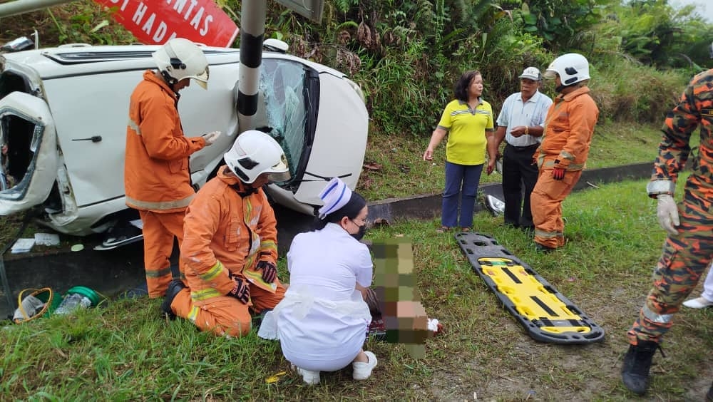 A 29-year-old man sustained serious injuries after the car he was driving lost control and skidded off the road at Jalan Tatau-Bintulu earlier this morning. — The Borneo Post pic/handout