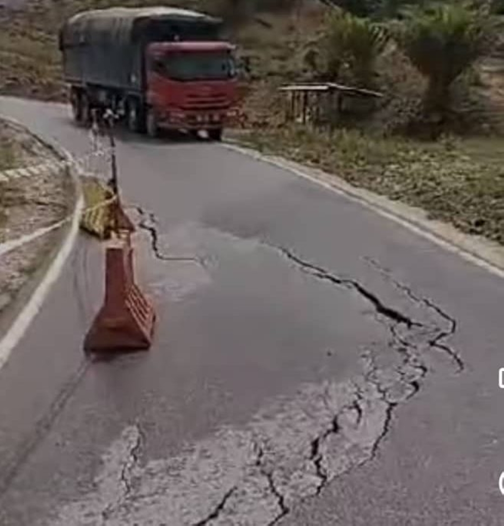 An affected stretch of the Miri-Marudi road. — Screengrab from Facebook/Sarawak Rural Update