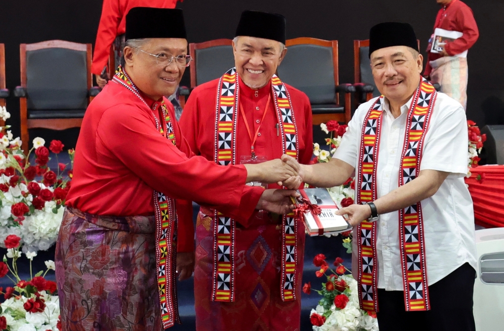 Sabah Chief Minister and Gabungan Rakyat Sabah chairman Datuk Seri Hajiji Noor receives a souvenir from Umno Tuaran Division Chief Datuk Abdul Rahman Dahlan (left), witnessed by Deputy Prime Minister and Umno president Datuk Seri Ahmad Zahid Hamidi at the Umno Meeting Tuaran Division at Dewan Seri Sulaman June 22, 2024. — Bernama pic