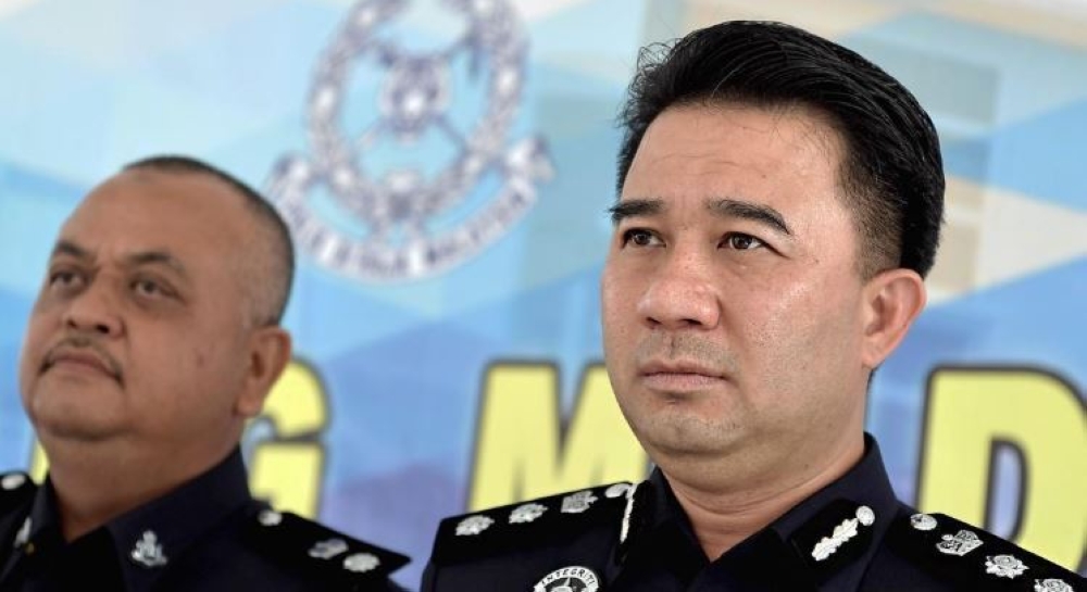 South Klang district police chief ACP Cha Hoong Fong said the man, wielding a machete, entered the store and targeted a 59-year-old female customer at around 2pm. — Bernama pic