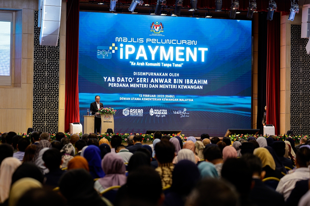 Prime Minister Datuk Seri Anwar Ibrahim wants the use of the Federal Government Electronic Receipt System (iPayment) to be expanded to all federal ministries and departments by March. — Bernama pic