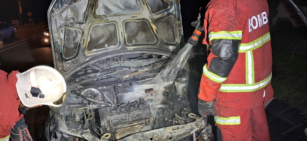 A 37-year-old woman escaped unhurt when the car she was driving caught fire at the Bulatan roundabout here last night. — The Borneo Post pic/handout
