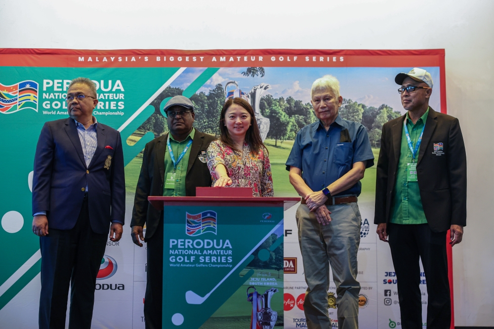 Perodua Tan Sri Asmat Kamaludin (fourth from left) poses for pictures with Youth and Sports Minister Hannah Yeoh (centre) and World Amateur Golfers Championship (WAGC) Isac Saminathan (second from left) at the launch of the fifth edition of the Perodua National Amateur Golf Series (PNAGS), at the Saujana Golf and Country Club on February 13, 2025. — Bernama pic