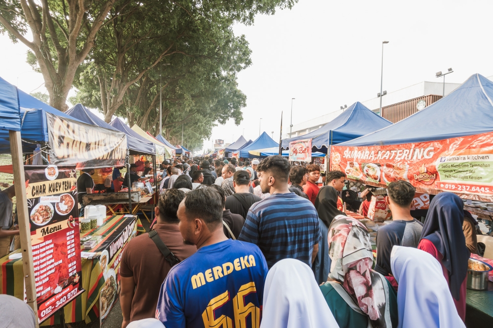 Immigration Department director-general Datuk Zakaria Shaaban said teams will conduct thorough inspections across all bazaars in the country to curb such activities. — File picture By Raymond Manuel