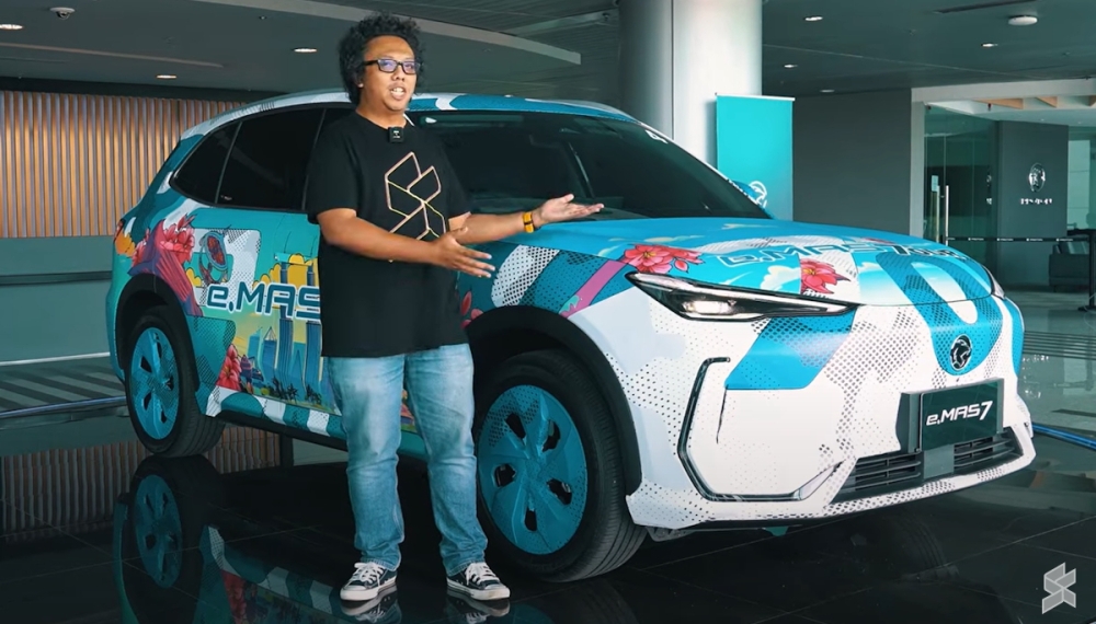 One of the SoyaCincau.com merch that you can win at Proton e.MAS Pioneer Teh Tarik Sesh. Chief Chapree is not included with the t-shirt while e.MAS 7 is sold separately. — SoyaCincau pic 