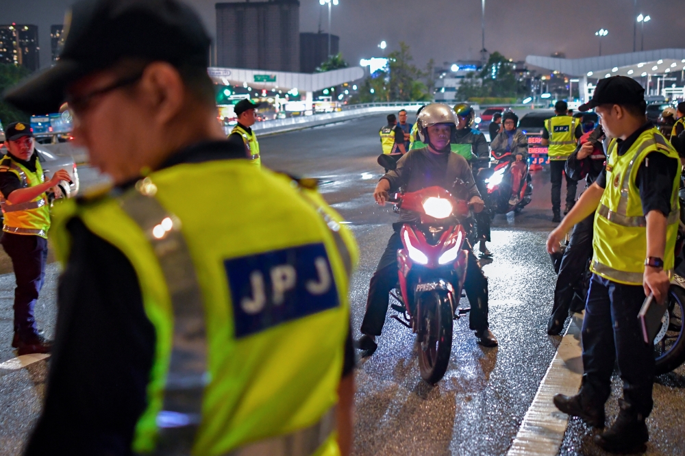 File picture of JPJ officers conducting inspections during the Special Motorcycle Operation in conjunction with Chinese New Year at the Pantai Dalam (B) Toll Plaza, January 25, 2025. A lorry driver was fined RM3,000 by the Magistrates’ Court in Perlis today for obstructing a Perlis JPJ personnel from performing his public functions and uttering abusive words at him last month. — Bernama pic 