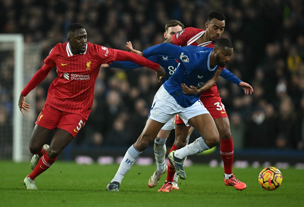 Liverpool's French defender Ibrahima Konate (left) vies with Everton's Portuguese striker Beto during the English Premier League football match at Goodison Park on February 12, 2025. -- AFP puc