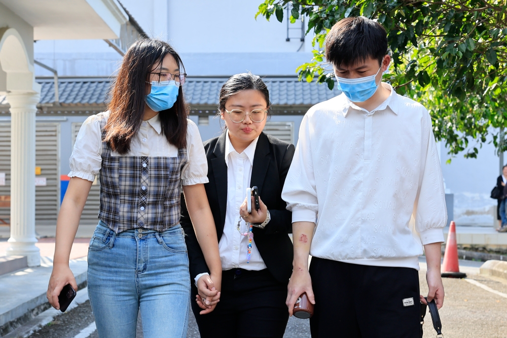 Xu Jianfeng (right), 27, and his wife Shi Qian, 28, pleaded guilty to the charge made against them before Judge Ahmad Fuad Othman. — Bernama pic 