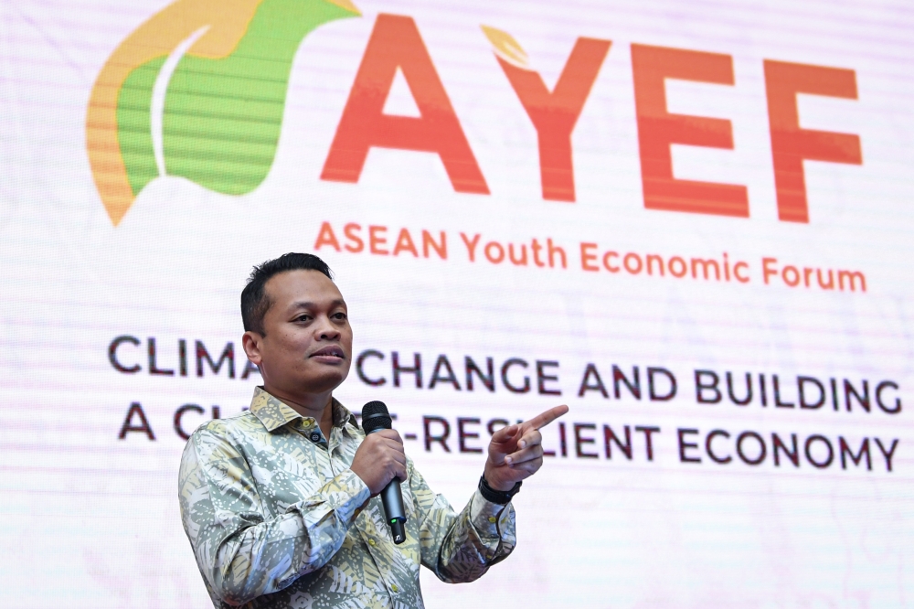Natural Resources and Environmental Sustainability Minister, Nik Nazmi Nik Ahmad, delivers his closing remarks during the Asean Youth Economic Forum 2025 in Kuala Lumpur February 14, 2025. — Bernama pic