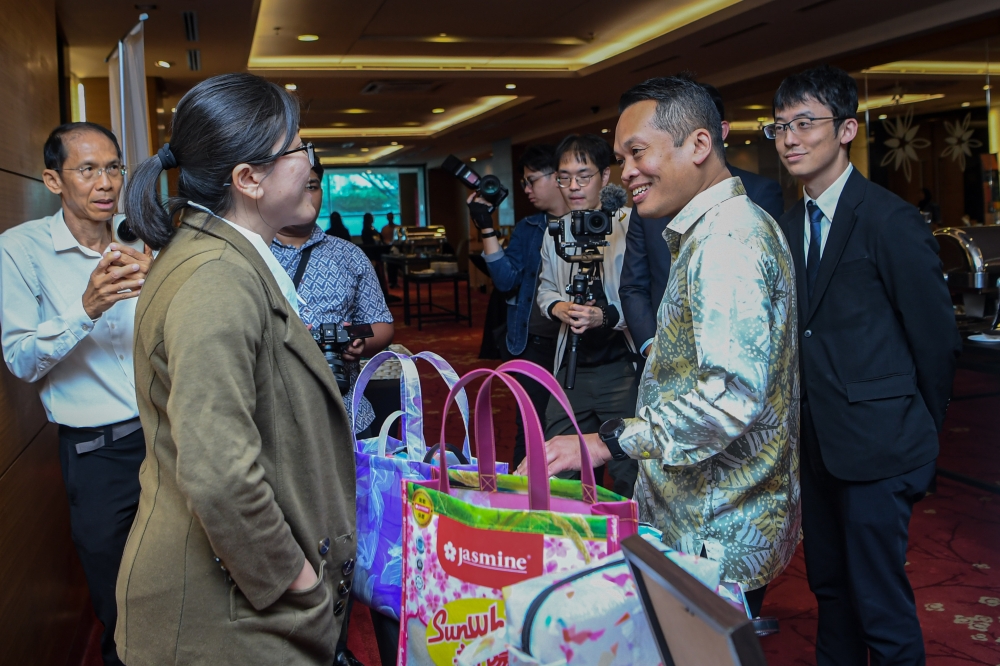 Natural Resources and Environmental Sustainability Minister, Nik Nazmi Nik Ahmad, interacts with a delegate during the Asean Youth Economic Forum 2025 in Kuala Lumpur February 14, 2025. — Bernama pic