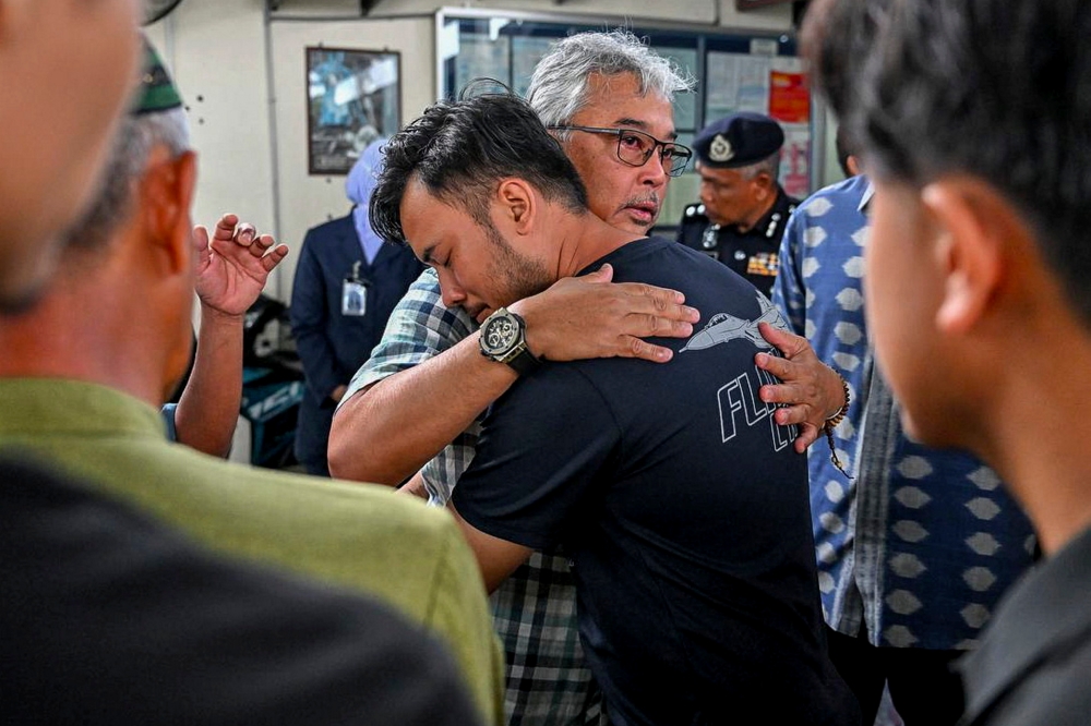 The Sultan of Pahang, Al-Sultan Abdullah Ri’ayatuddin Al-Mustafa Billah Shah, consoled Mohammad Afiq Akhmal Nudin, 31, the husband of the late Norshamira Zainal, 37, during his visit to the Forensic Department of Hospital Tengku Ampuan Afzan yesterday. — Bernama pic