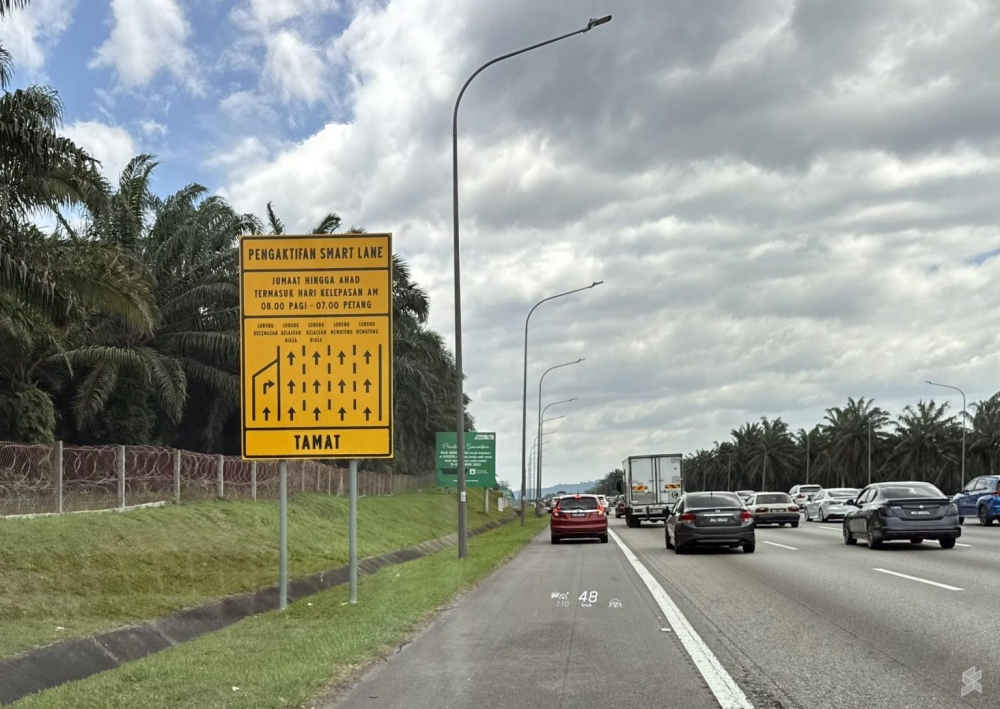 LLM director-general Datuk Sazali Harun emphasised that all motorists, especially motorcyclists, must exercise caution when using emergency lanes to prevent fatal accidents. — SoyaCincau pic