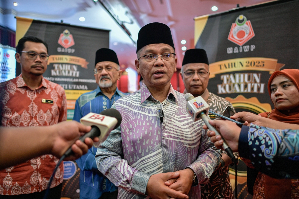 Datuk Mohd Na’im Mokhtar confirmed he will be attending the Chinese New Year programme, to be held at the Klang Hokkien Association Hall on February 16, 2025, contrary to rumours that it was being cancelled. — Bernama pic