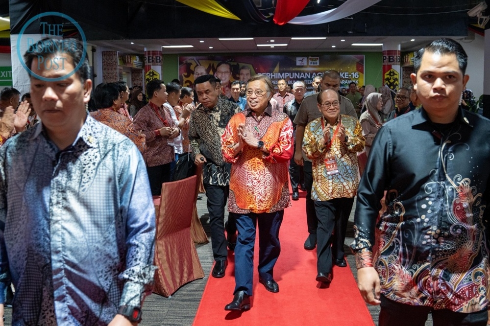 Abang Johari (centre) arrives at the event. — The Borneo Post pic