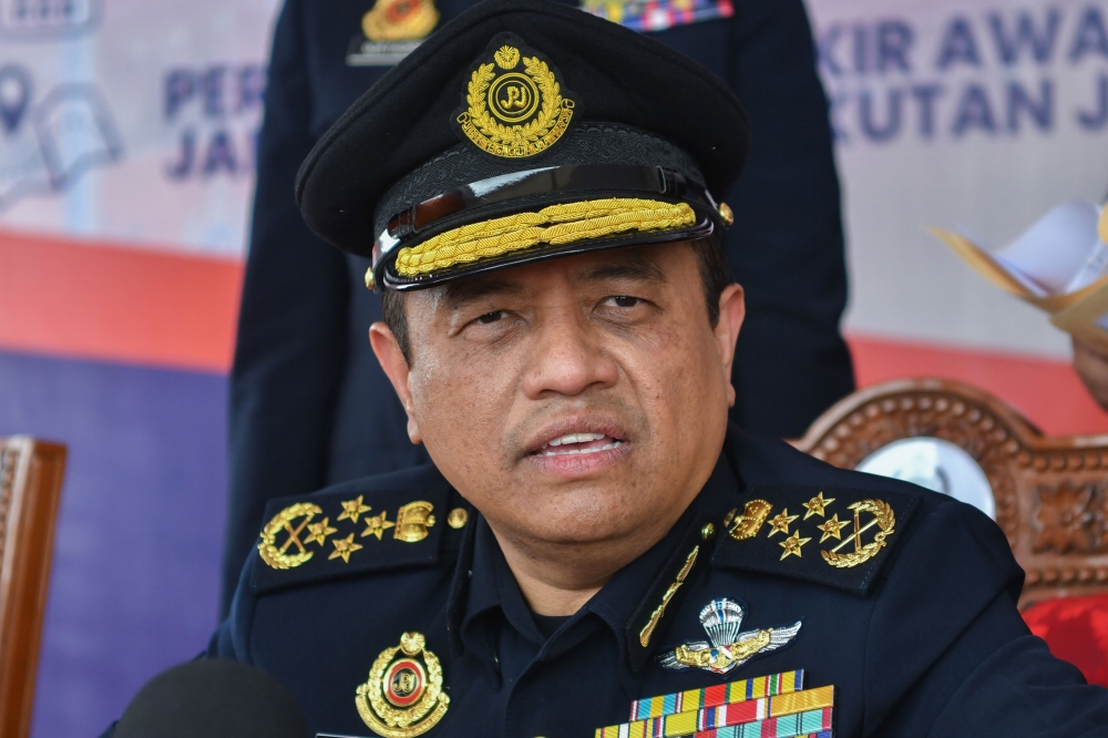 The public can convert their probationary driving licence (PDL) to the competent driving licence (CDL) through the MyJPJ app starting tomorrow, said Road Transport Department (JPJ) director-general Datuk Aedy Fadly Ramli. — Bernama pic