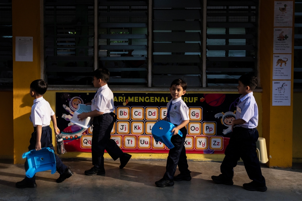 The Kelantan state education department (JPN) has advised all schools in the state to ensure students take precautionary measures during the upcoming monsoon transition period next month to avoid any health complications. — Bernama pic