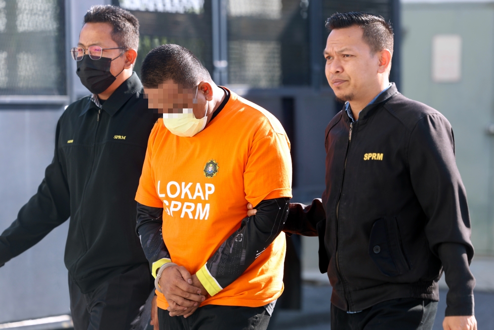 A fire station chief in Perlis, who was remanded for six days until today to assist in an investigation into a case of submitting false claims related to the attendance of auxiliary personnel, has been released on bail by the Malaysian Anti-Corruption Commission (MACC). — Bernama pic