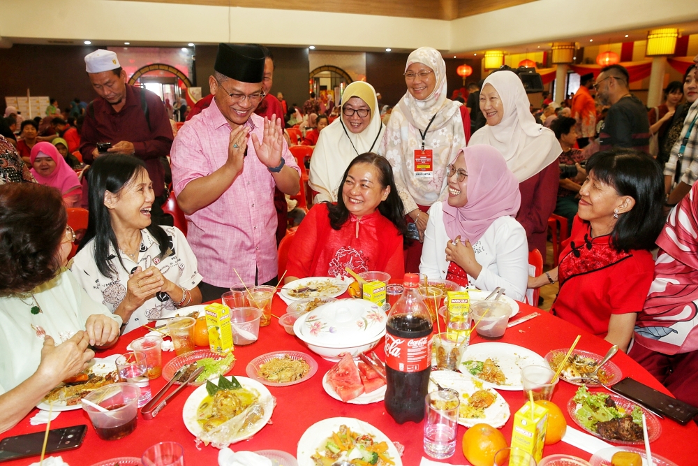 A Chinese New Year public event here earlier rumoured to have been called off proceeded today without a hitch, with minister in charge of Islamic Affairs Datuk Mohd Na’im Mokhtar himself turning up as promised. — Picture by Choo Choy May