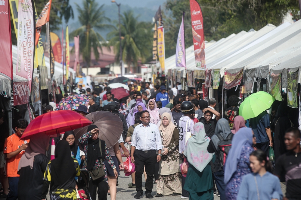 Ramadan bazaar traders in Putrajaya have been reminded to prepare and sell food only after 3pm or face enforcement action. ― Picture by Farhan Najib