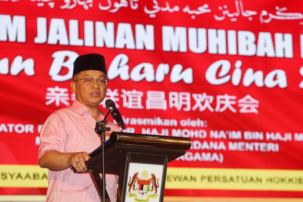Minister in the Prime Minister’s Department (Religious Affairs), Datuk Mohd Na’im Mokhtar, gives his address during the Jalinan Muhibbah Madani programme in conjunction with Chinese New Year in Klang February 16, 2025. — Picture by Choo Choy May