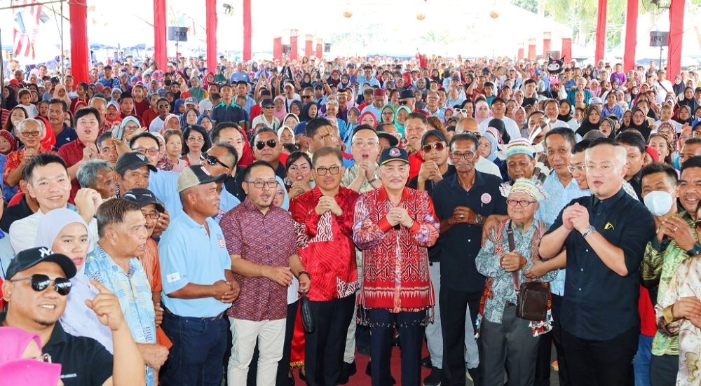 Chief Minister Datuk Seri Panglima Hajiji Noor, who is also GRS chairman, together with Parti Harapan Rakyat Sabah President Tan Sri Liew Yun Fah and other guests, posing for a group photo with villagers attending the 2025 Chinese New Year Celebration with Anak Merotai at Dewan Sri Najib, Merotai Besar, Tawau, February 16, 2025. — The Borneo Post pic