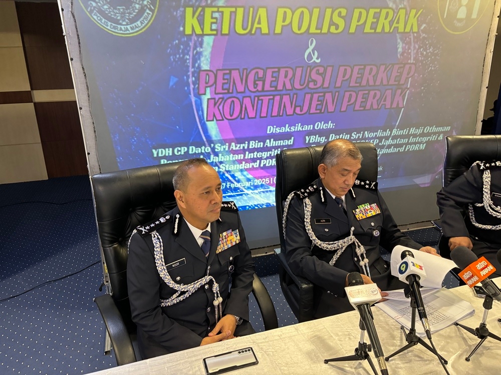 (From left) Perak police chief Datuk Noor Hisam Nordin together with Federal Integrity and Compliance Standards Department Commissioner Datuk Seri Azri Ahmad at the Senior Officers mess in Ipoh February 17, 2025. — Picture by John Bunyan