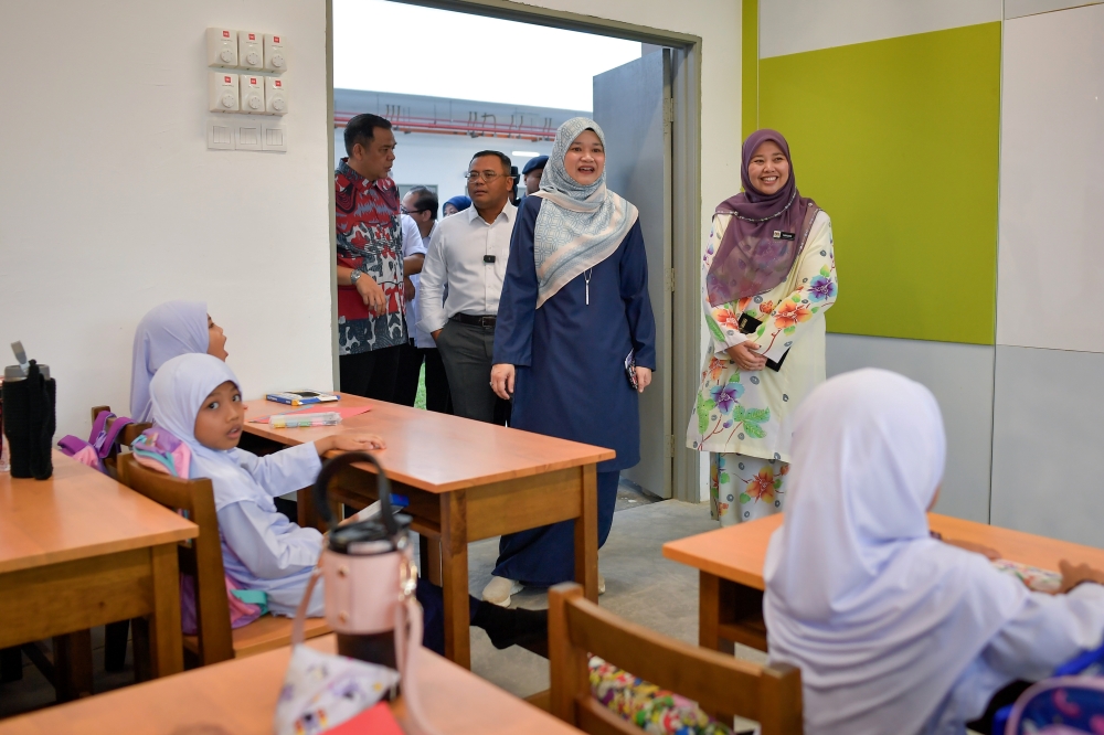 Education Minister Fadhlina Sidek (2nd right) together with Selangor Menteri Besar Datuk Seri Amirudin Shari (3rd right) visit a classroom at Sekolah Kebangsaan Taman Pelangi in conjunction with the First Day of the Kelendar Academic School Session 2025/2026 February 17, 2025. — Bernama pic
