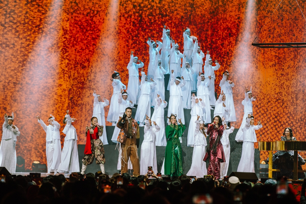AJL39’s host and musician Sissy Imann (right) has captivated audiences by playing the piano while floating several feet above the ground. — Picture by Raymond Manuel