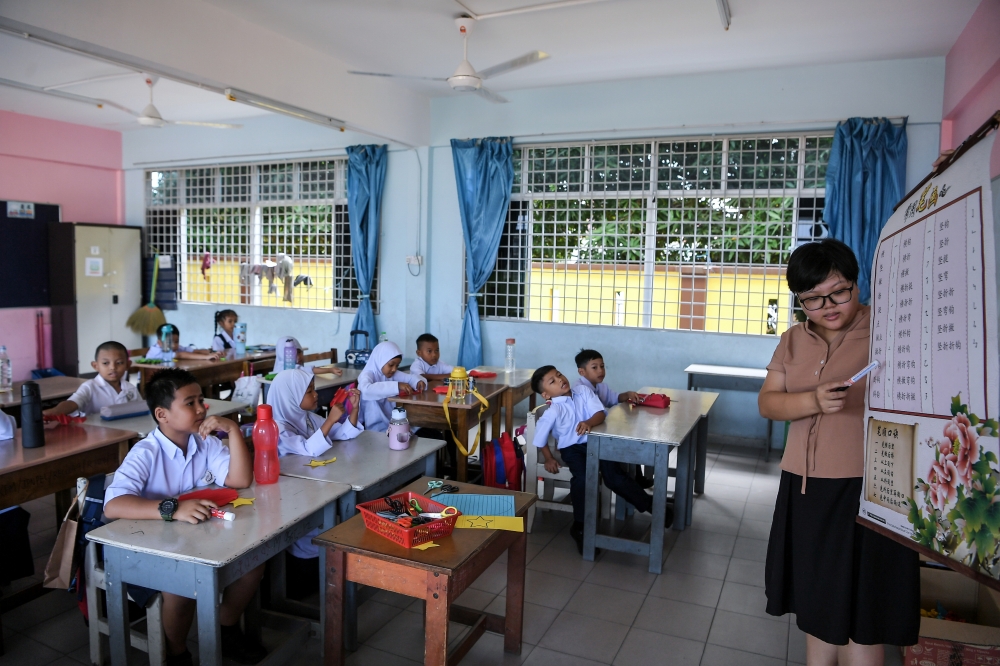 SJKC Kong Aik teacher Saw Shen Yuan teaches first year students in the new 2025/2026 school session February 17, 2025. SJKC Kong Aik’s headmaster Leong Yong Siang said the school recorded no enrolment of Chinese students for year one in the new session this year. — Bernama pic 