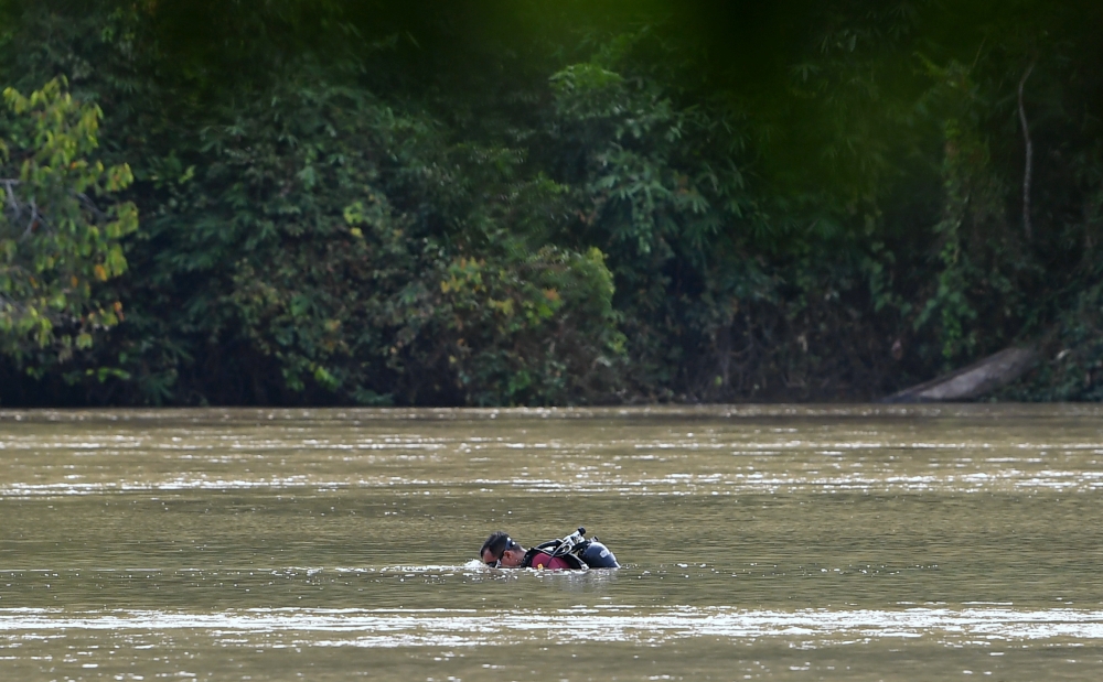Malaysian Fire and Rescue personnel from the Pangkor Water Rescue Team Operations Division participate in the search operation for two students who were feared drowned in Sungai Perak at Kampung Tepus February 18, 2025. — Bernama pic