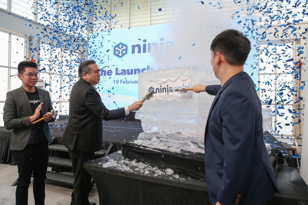 Transport Minister Anthony Loke (second left) launching the Ninja Cold service by Ninja Van Malaysia at PARC in Subang Jaya, Selangor on February 19, 2025. — Picture by Yusof Mat Isa