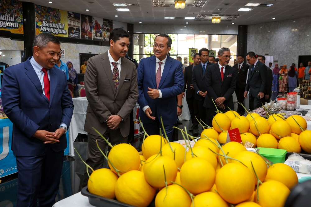Yang Dipertuan Muda Terengganu, Tengku Muhammad Ismail Sultan Mizan (second from left), accompanied by Menteri Besar Datuk Seri Ahmad Samsuri Mokhtar (third from left), visits the Terengganu Sweet Melon booth at the Launch Ceremony of the Terengganu State Agricultural Strategic Plan 2024-2030 at Wisma Darul Iman, Kuala Terengganu, February 19, 2025. — Bernama pic 