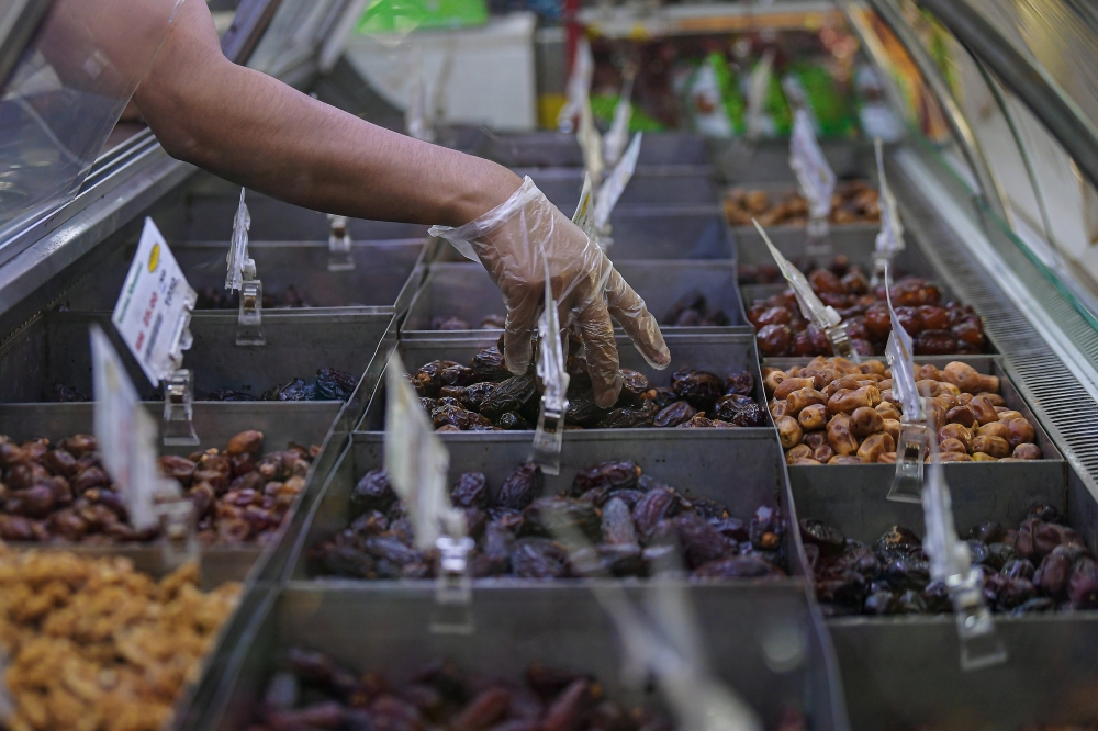 There will likely be merchants offering a wide variety of dates at the Madinah Ramadan stalls to be set up at the Dataran Warisan Sultan Muhammad IV Stadium in Kota Baru, Kelantan. —- Bernama pic