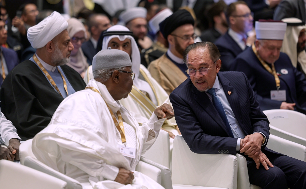 Prime Minister Datuk Seri Anwar Ibrahim brief chat with guests at the Opening of the Intra-Islamic Dialogue Conference (IIDC) held at the Four Seasons Hotel yesterday in Bahrain. — Bernama pic 