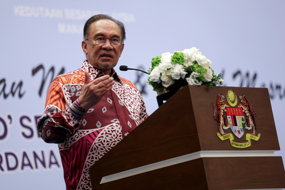 Prime Minister Datuk Seri Anwar Ibrahim delivers a speech at the Malaysian Diaspora Dinner and Networking event at The Ritz-Carlton yesterday in Bahrain. — Bernama pic 