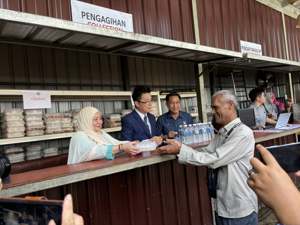 (From left) Tunku Mariamz, Jetsin Sdn Bhd managing director Datuk Koh Chung Jade and DBKK director-general Lifred Wong serve the patrons of Dapur Kita-Kita in Kota Kinabalu, Sabah on February 19, 2025. — The Borneo Post pic