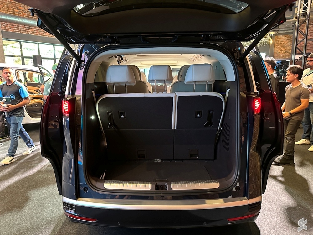 The Denza D9 offers a 410L boot space. — SoyaCincau pic 