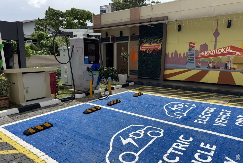 The launch of the 200kW DC fast charger at BHPetrol Jalan Genting Klang 1 is just the beginning of a broader effort between TNB Electron and BHPetrol to accelerate EV adoption in Malaysia. — SoyaCincau pic