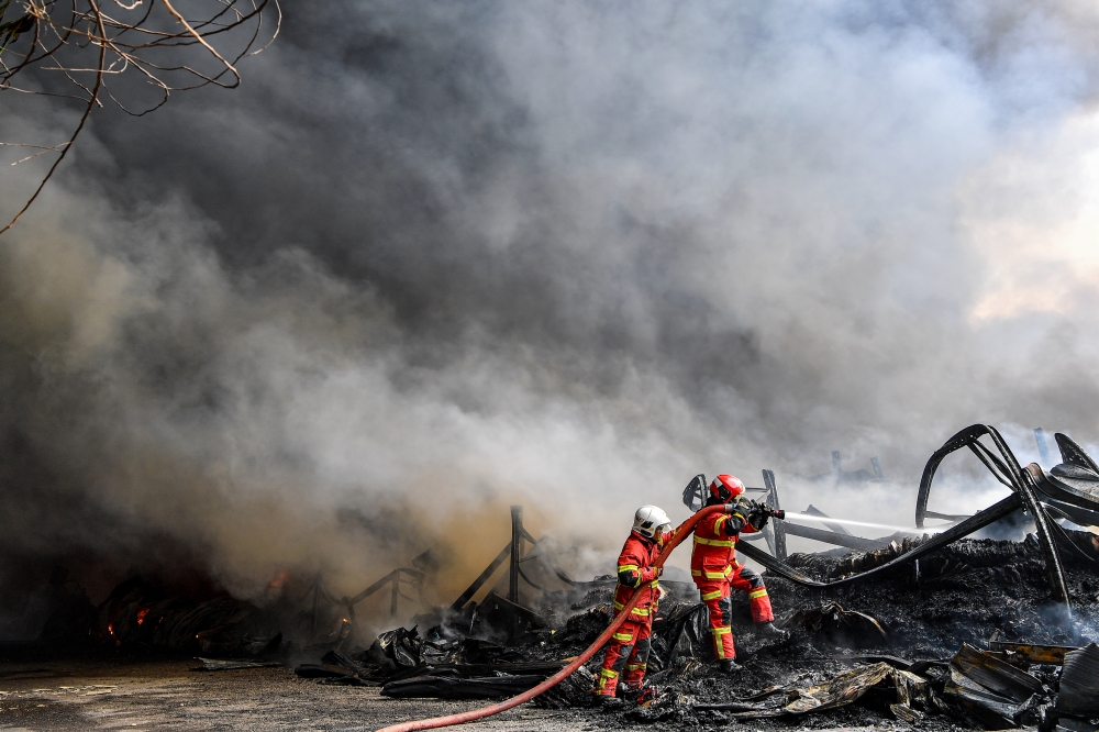 Firefighters worked tirelessly to extinguish a blaze at a carpet factory in Nilai 3 earlier this morning. — Bernama pic