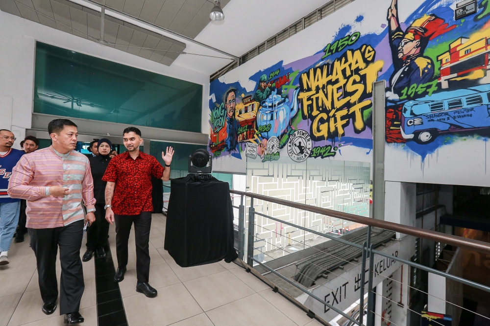 KUALA LUMPUR 21/02/2025 Managing Director of  Royal Selangor International Datuk Yong Yoon Li along with Deputy Minister of Tourism, Arts and Culture Khairul Firdaus Akhbar Khan having a tour in the installation during the celebration of the 140th Anniversary of Royal Selangor here at Royal Selangor Pewter Factory. PICTURE BY SAYUTI ZANUDIN