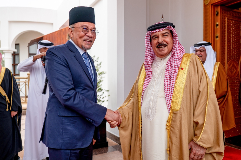 Prime Minister Datuk Seri Anwar Ibrahim shakes hands with the King of Bahrain, King Hamad Isa Al Khalifa, at Sakhir Palace as part of his official visit to the country February 20, 2025. — Bernama pic