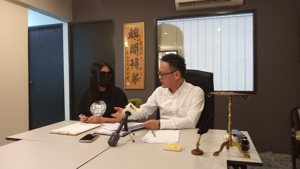 Sarawak United People’s Party Public Complaints Bureau chairman Milton Foo speaks to the woman at the press conference. — The Borneo Post pic 