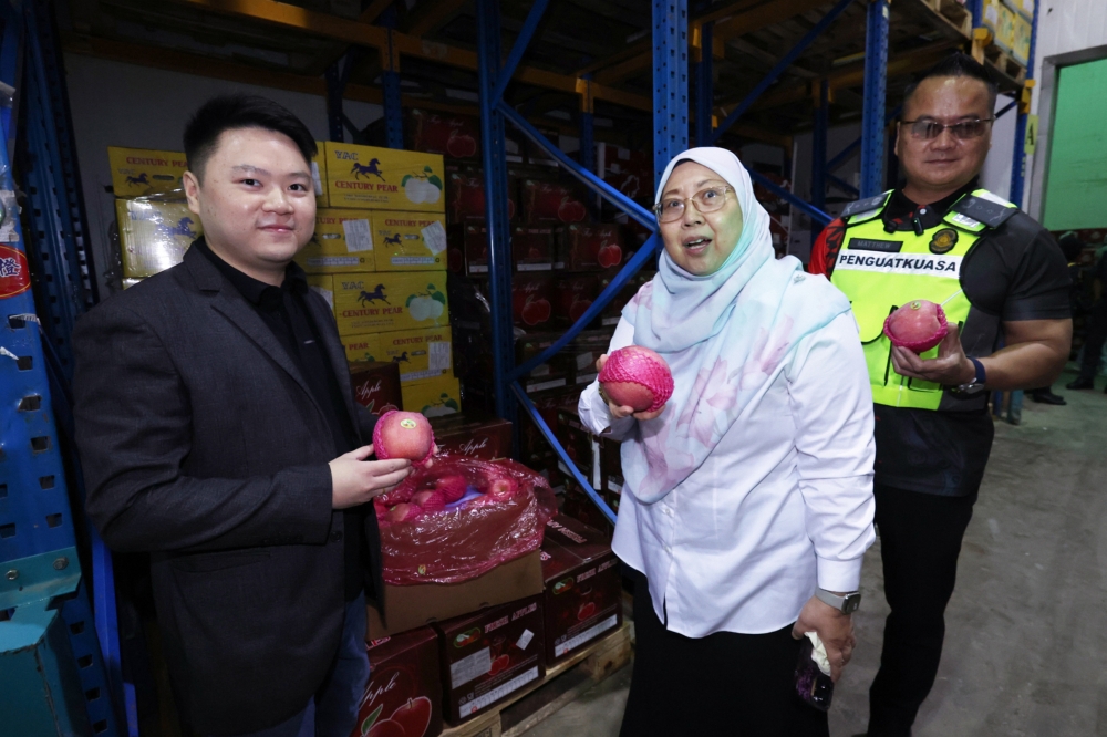 Deputy Domestic Trade and Cost of Living Minister Fuziah Salleh looks at fresh fruit during an 'Ops Kita Gempur' operation in Kuching February 22, 2025. — Bernama pic